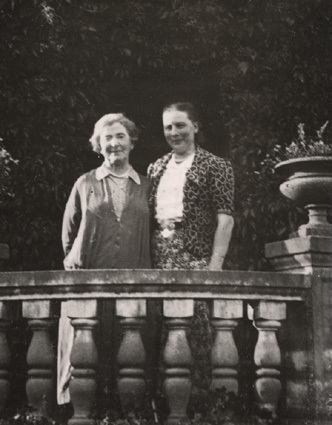 Aug. 1938. Hörby Tusculum. Fru Hellwer och en f...