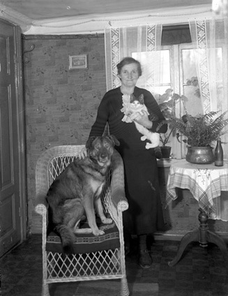 Amanda Jönsson stående, hund och katt.