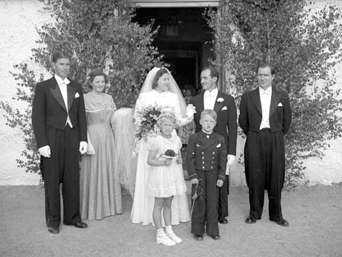 Inge och Kerstin Nilssons bröllop, i kyrkoporte...