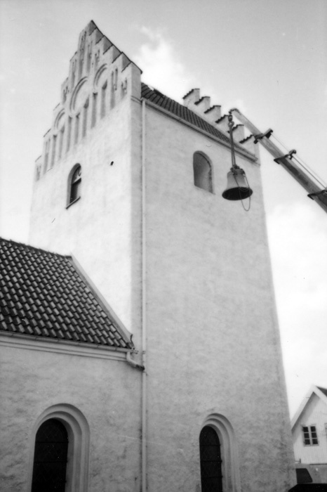 Gödelövs kyrka, kyrkklockan från 1500-talet ned...