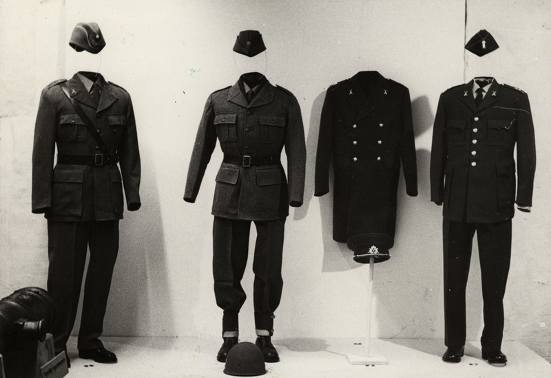 Utställning med militära uniformer.