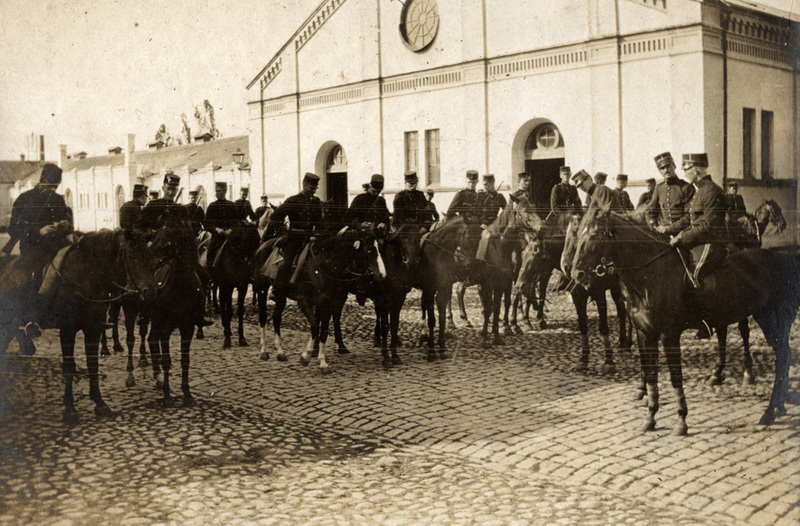 Militärer till häst på Södra Kasern.