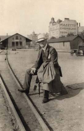H. G. Q-dt på järnvägsstationen i Lund, 1919. A...