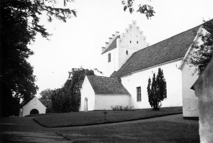 Parti av Kågeröds kyrka. Dess fasad åt söder. F...