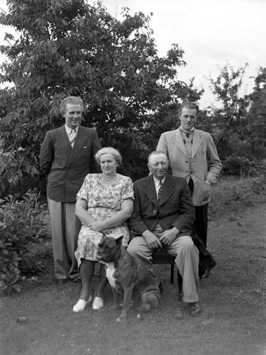 Anton Carlssons familj, Brinkagården, Oppmanna....