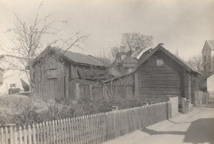 Strängnäs, 1917. Gammal gård med svalgång.