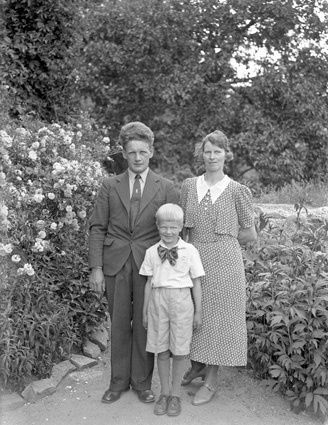 Sven och Siri Nilsson med sonen Nils, Arkelstorp.