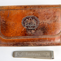 KrM 138/56 22 - Plånbok av läder, med hållare av stål
