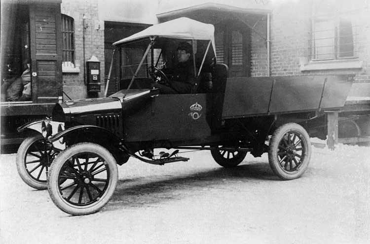 Östersunds postkontors första lastbil Ford, til...