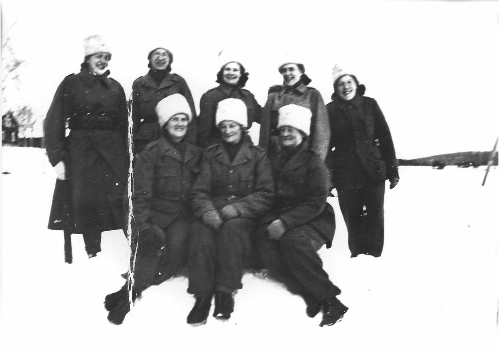 Lottor på luftbevakning i Tavnäs 1941-1942. Che...