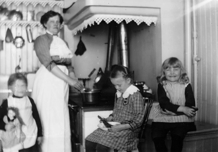 Interiör köket hos familjen Bergman. Fr.v: 1. I...