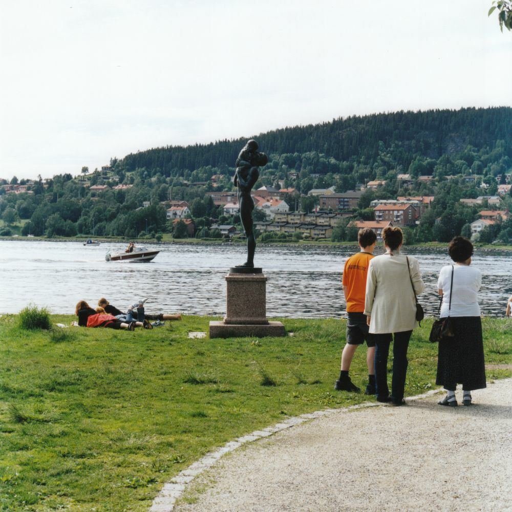 Östersund år 2000 -  Badhusparken med Far & Son