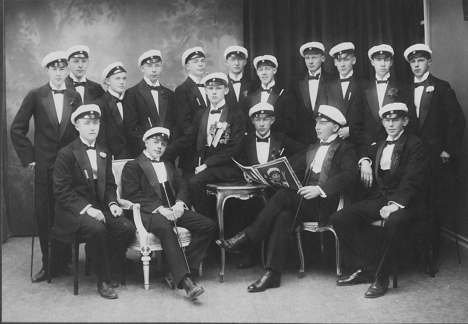 1916 års studenter vid Östersunds h.a. läroverk...