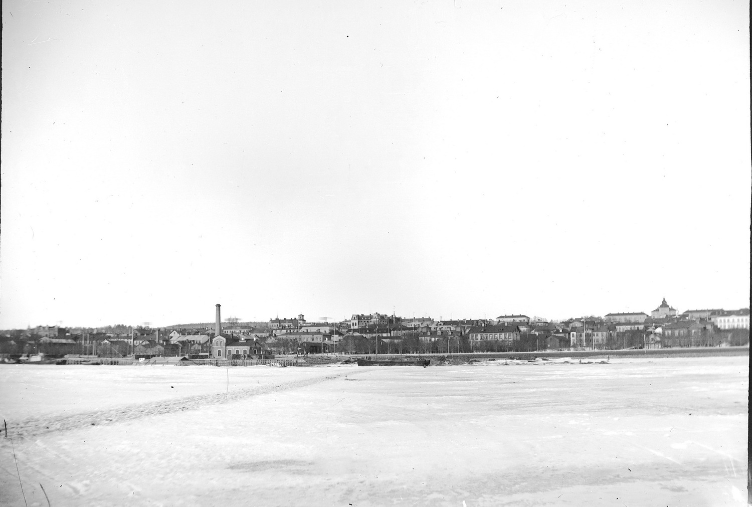 Vintervy över hamnen, i bildens centrum Elverket