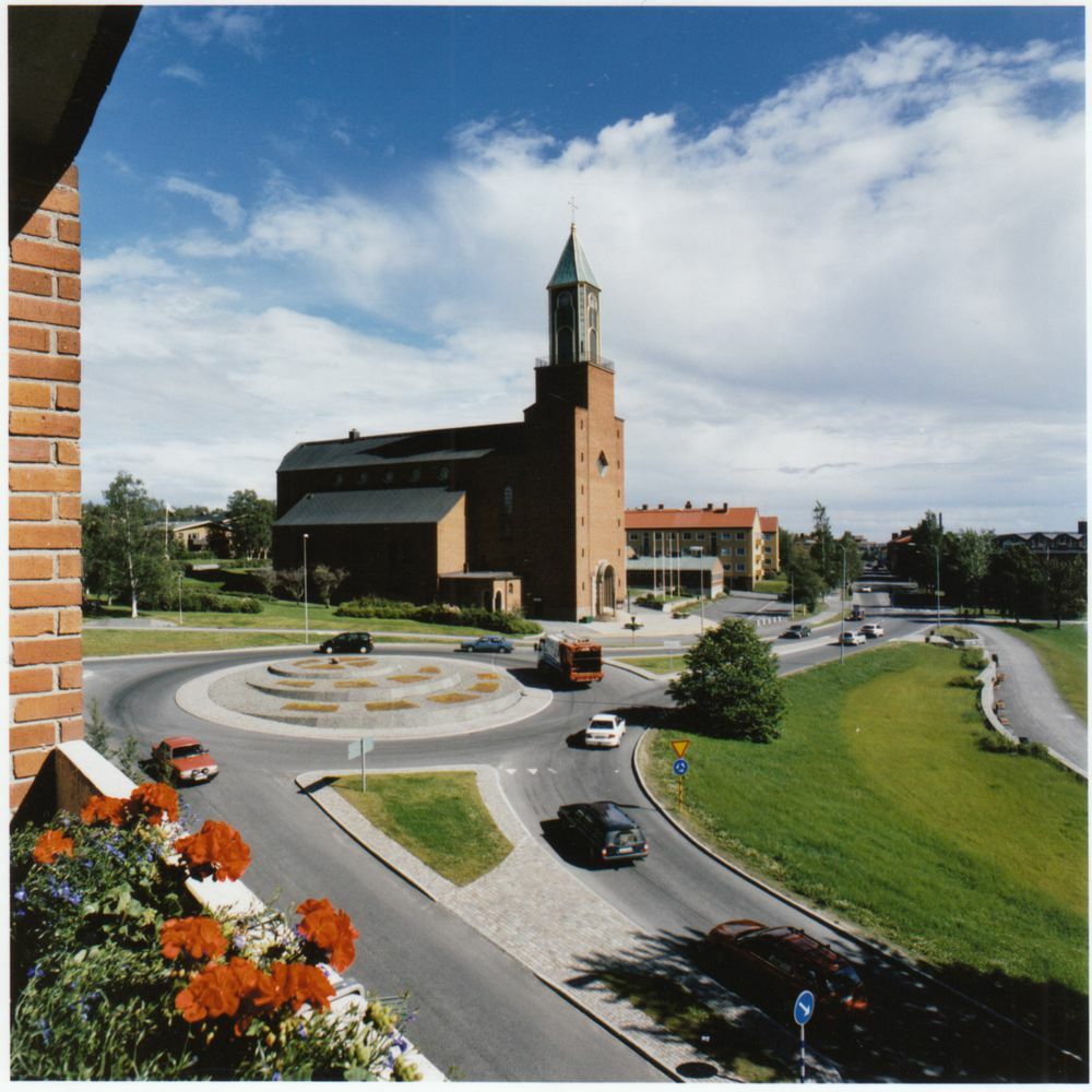 Östersund år 2000 -  Stora kyrkan, rondellen