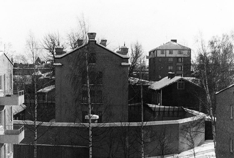 Fängelset fotograferat norr i från med rastgård...