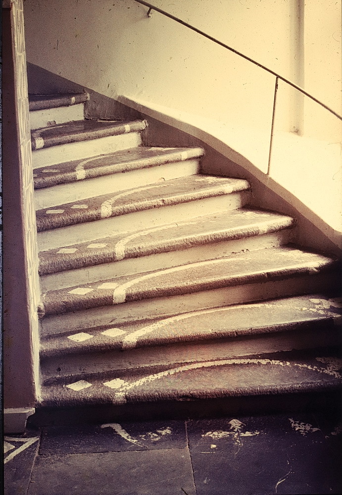 Målade trappsetg i fänglsets östra uppgång