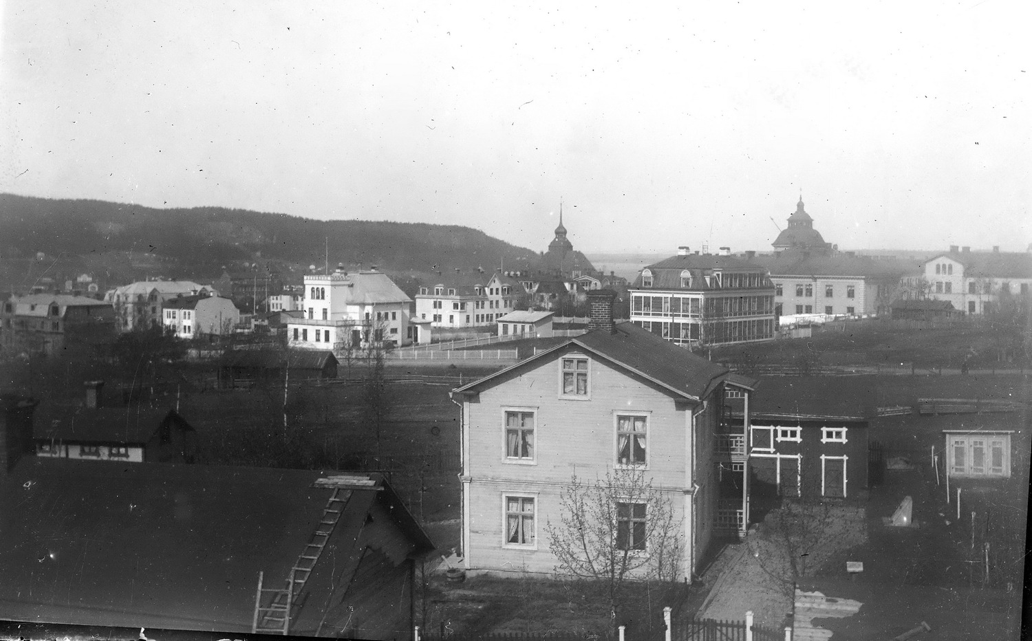 Östersund fotograferad från Odenslund. Det vita...