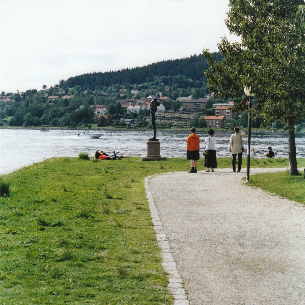 Östersund år 2000 -  Badhusparken med Far & Son