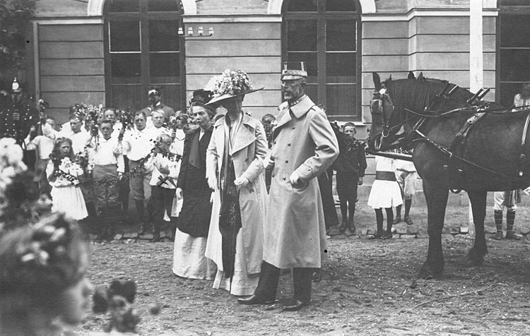Kung Gustav V och drottning Victoria vid ankoms...