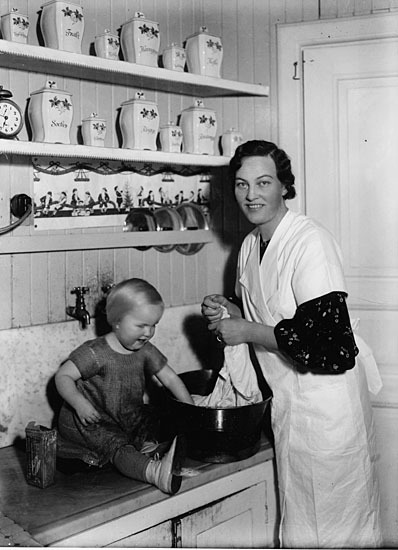 Fru Agda Kristina Åsgård med dottern Birgitta. ...