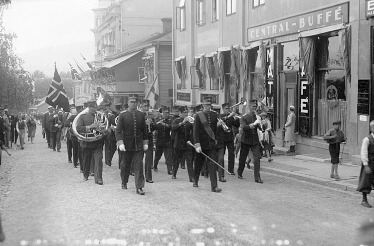 I5 musikkår tågar till öppningscermonin av 1936...