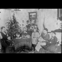 FGÖ 1685-062a - Familjebild i juletid