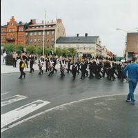 FGÖ 21001 - Musikkåren marscherar
