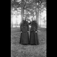 FGÖ 1370-24 - Damer i svart