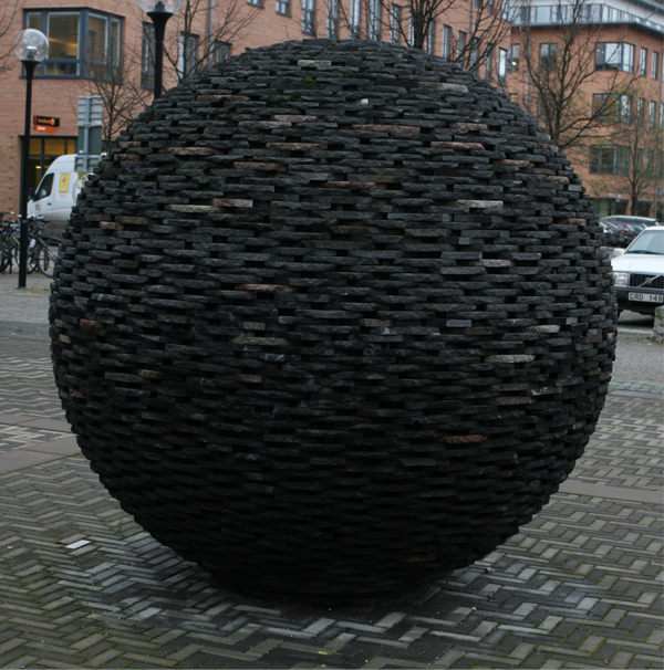 Granitskulpturen finns på Frösunda torg sedan 2...