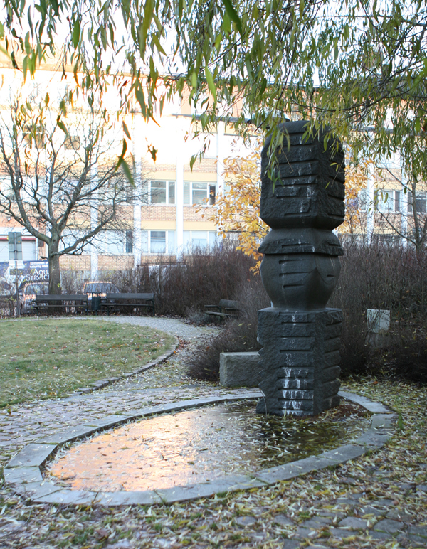 Skulpturen står i Kv. Ponnyn i Frösunda park se...