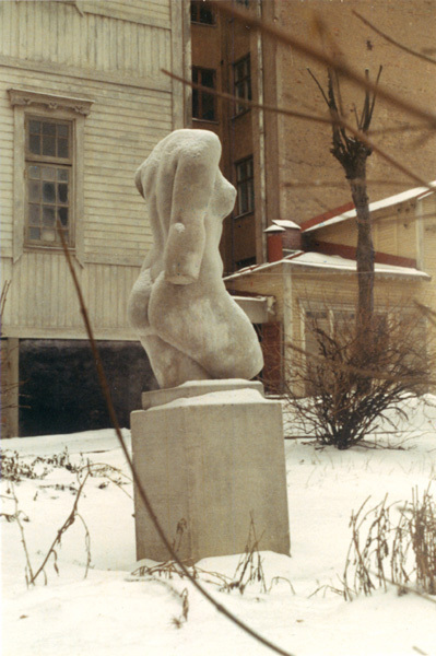 Skulptur på gården, Furugatan 3.
