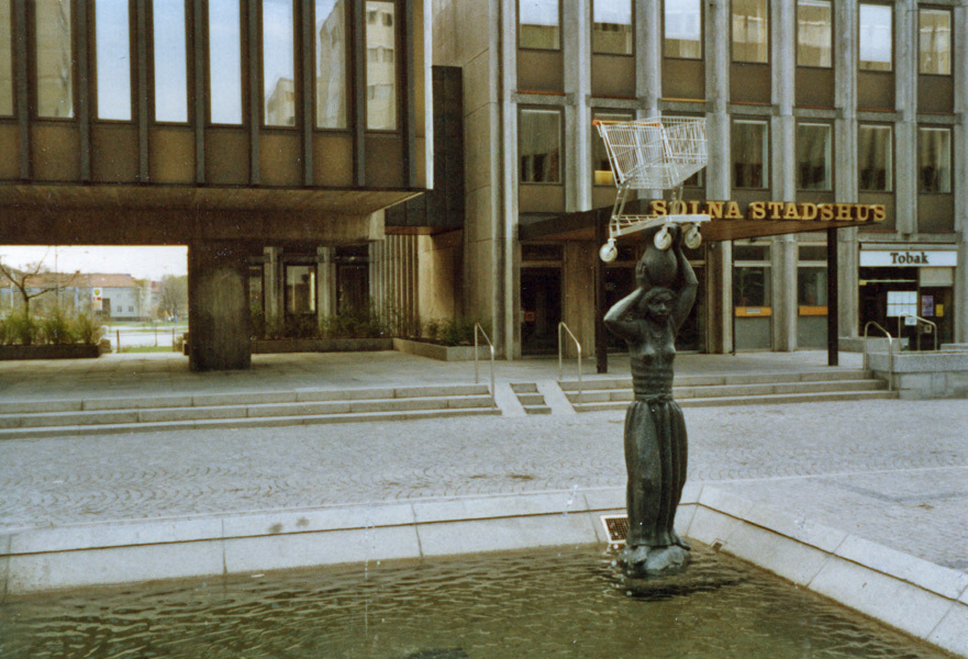 Skulpturen Vattenbärerskan av Bror Hjort vid So...