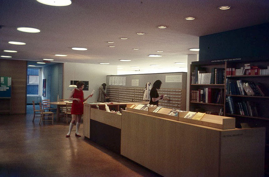 Solb 2022 07 31 - Solna stadsbibliotek, vuxenavdelningen