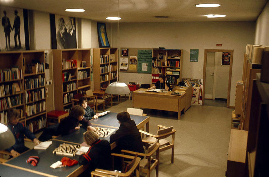 Solb 2022 07 42 - Solna stadsbibliotek, tonårsavdelningen, 1972