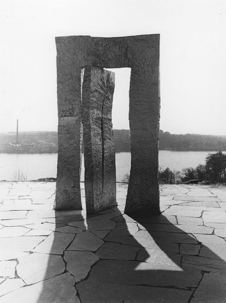Skulpturen Porten av Björn Evensen. Skulpturen ...