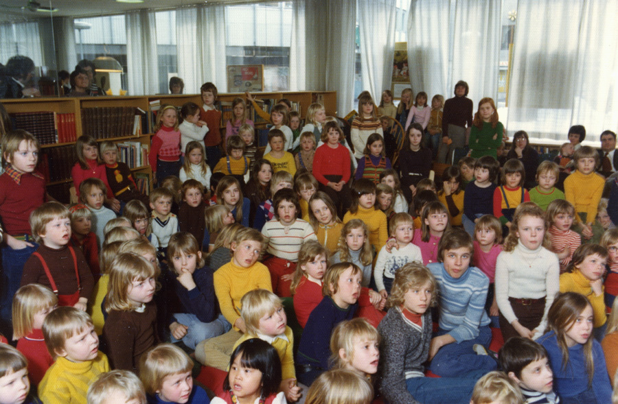 Solb 1978 99 36 - Barn på Solna stadsbibliotek, 1975