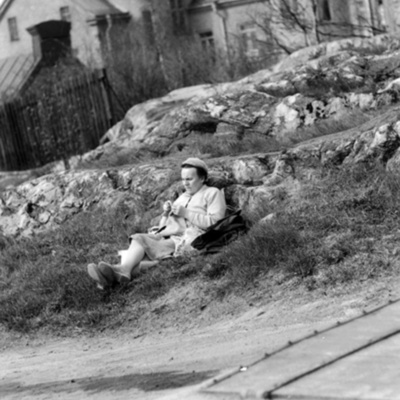 Solb 2013 10 45 - Kvinna med stickning i Hagalund, 1962