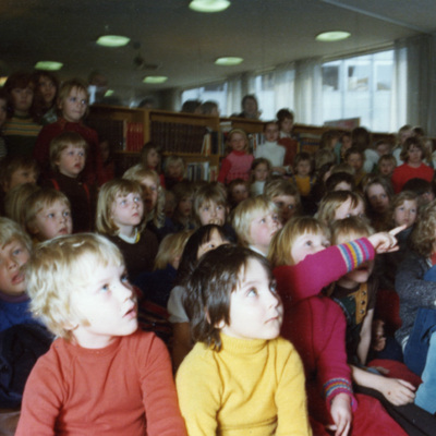 Solb 1978 99 35 - Barn på Solna stadsbibliotek, 1975