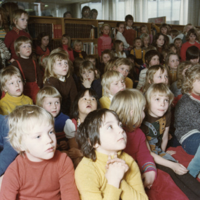 Solb 1978 99 37 - Barn på Solna stadsbibliotek, 1975