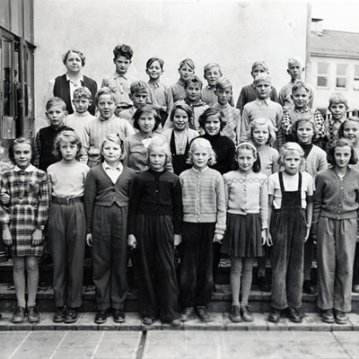 Solb 2023 22 01 - Skolklass i Hagalunds skola, 1951, två bilder