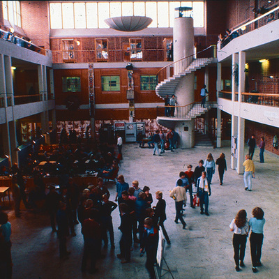 Solb 2023 09 27 - Skolhallen, Vasalunds läroverk, 1980-tal