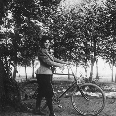 Solb 2019 04 35 - Cyklist vid Bergshamra gård