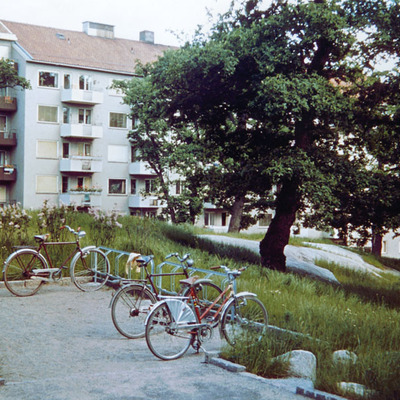 Solb 2010 11 309 - Cykelparkering på Sommarvägen, 1959