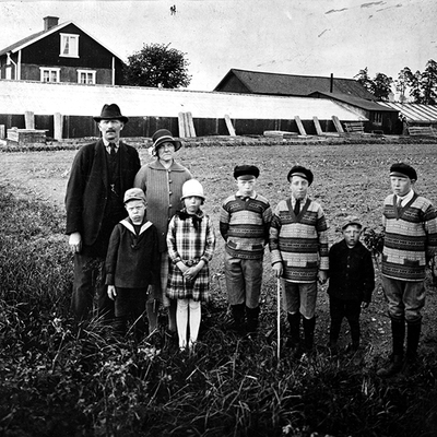 Solb 2011 09 04 - Trädgårdsmästare Karl Axel Borin med hustru Sigrid och sex barn, Huvudsta allé
