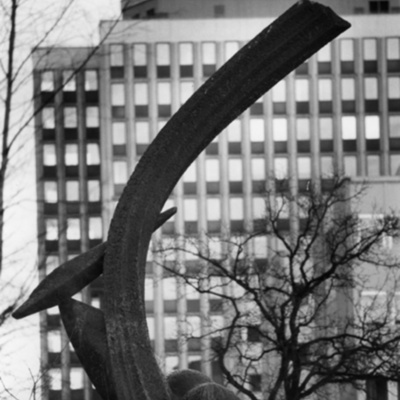 Solb 1997 22 118 - Solna stadshus med skulpturen Fröet