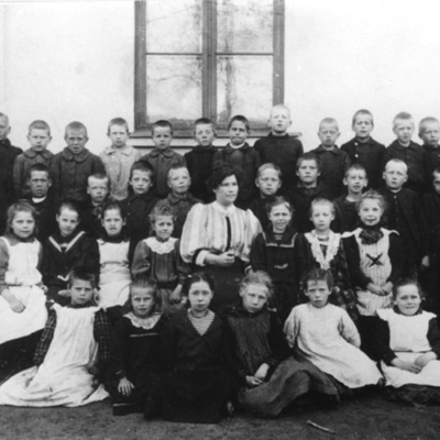 Solb 1980 1 3 - Fröken Anna Carlsson, bosatt i Haga skola, med sin klass i Centralskolan, 1907