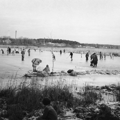 Solb 1983 23 22 - Skridskoåkare på Råstasjön