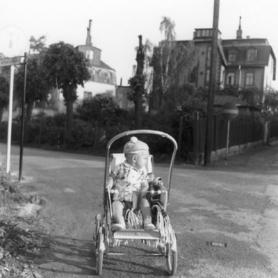 Solb 2000 2 9 - Barn vid Anhaltsvägen och Viktoriagatan, 1961