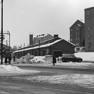 Solb 1981 25 140 - Vid spårvagnshallarna i Råsunda